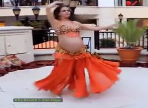 Беременная мусульманка танцует живота