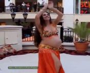 Беременная мусульманка танцует живота