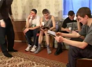 Пустили по кругу русскую проститутку