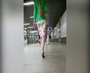 Под юбкой женщин в метро