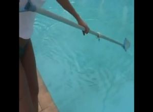 Выебал трансика у бассейна