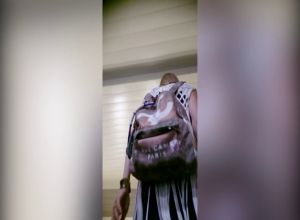 Под юбкой женщин в метро